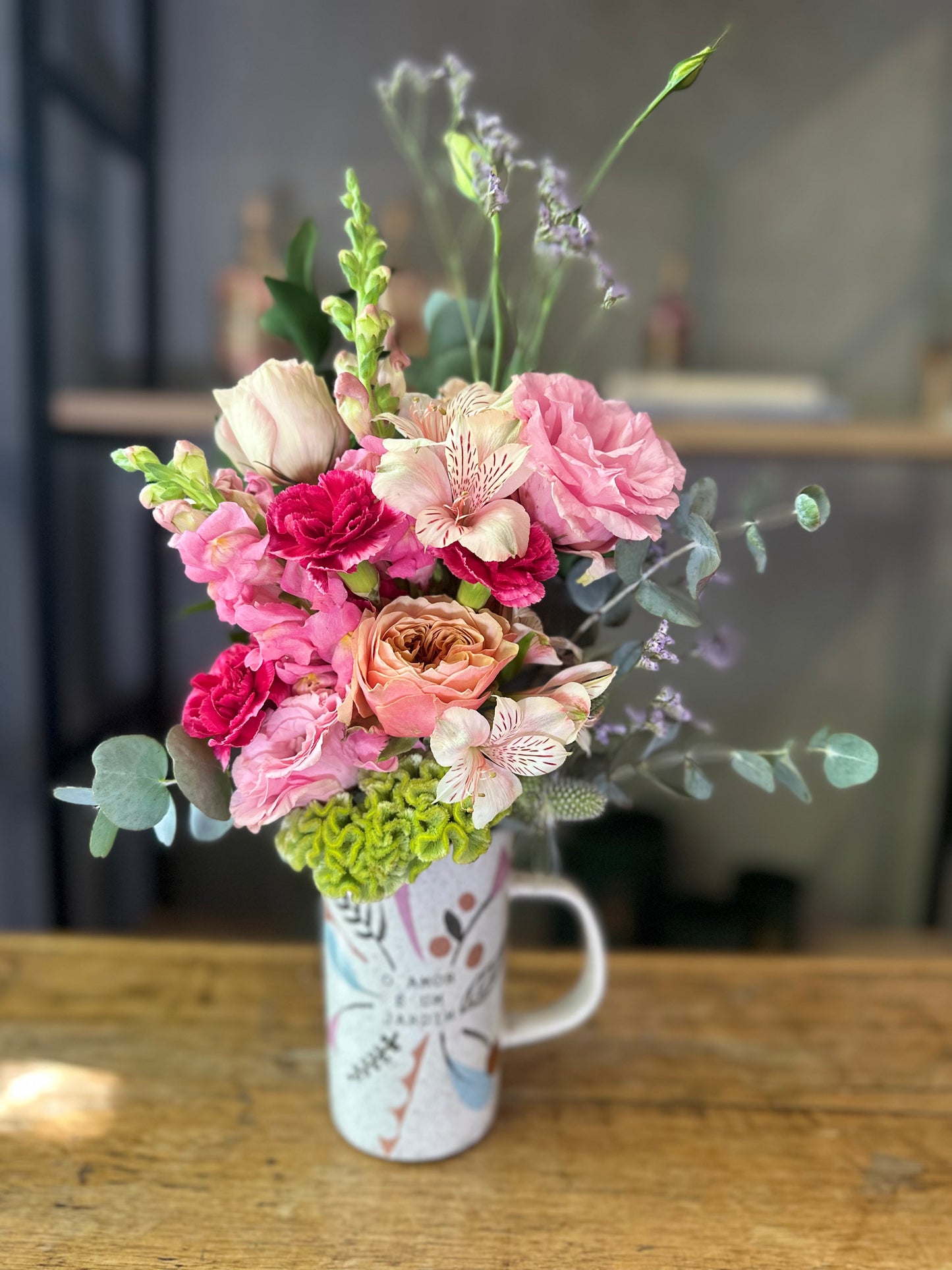 Caneca com flores "O amor é um jardim"