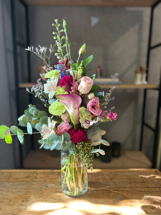 Arranjo de flores em vaso cone de vidro
