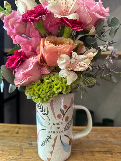 Caneca com flores "O amor é um jardim"
