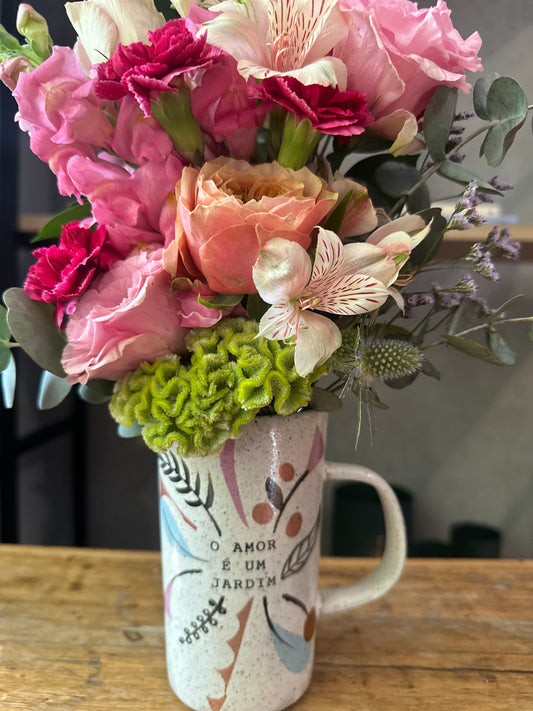 Caneca com flores "O amor é um jardim"