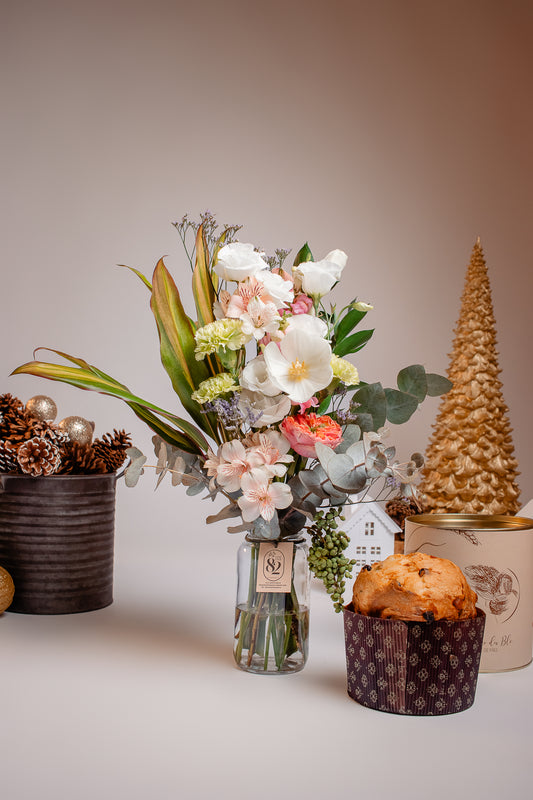 Caneca com flores "Bate feliz quando te vê"